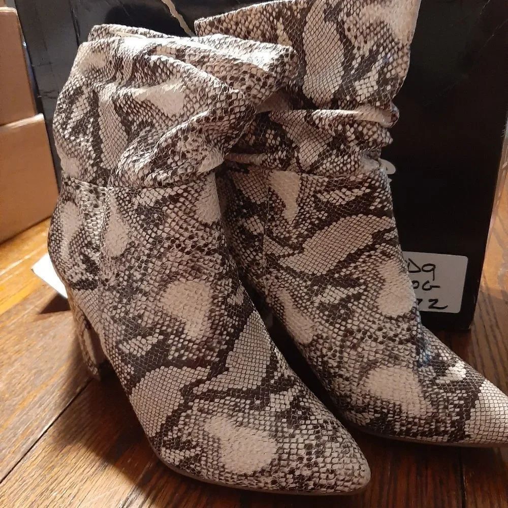 New Size 9 Bebe Faux Snakeskin Savita Slouch Booties